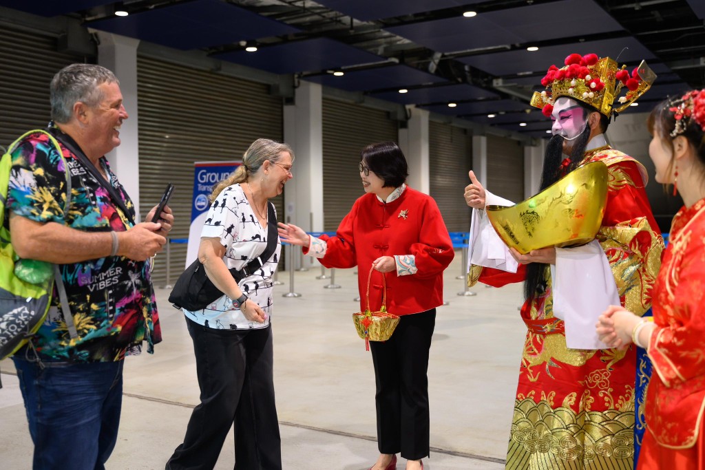 年初一,旅游事务专员张冯泳萍亲临启德邮轮码头,向旅客和市民送上新年祝福。 年初一,旅游事务专员张冯泳萍亲临启德邮轮码头,向旅客和市民送上新年祝福。