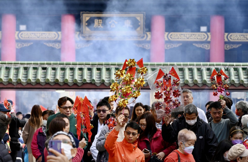 今日(18日)是正月初二“车公诞”,按照传统,大批善信前往沙田车公庙参拜祈福求好运。 今日(18日)是正月初二“车公诞”,按照传统,大批善信前往沙田车公庙参拜祈福求好运。