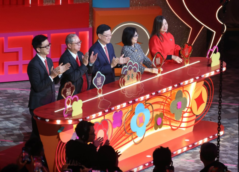 行政长官李家超(左三)与夫人林丽婵(右二)、文化体育及旅游局局长罗淑佩(右一)、旅发局主席林建岳(左二)、国泰集团行政总裁林绍波(右一)主礼。 行政长官李家超(左三)与夫人林丽婵(右二)、文化体育及旅游局局长罗淑佩(右一)、旅发局主席林建岳(左二)、国泰集团行政总裁林绍波(右一)主礼。