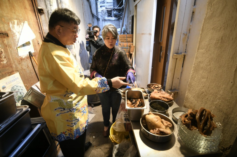 员工合力准备饭餸。 员工合力准备饭餸。