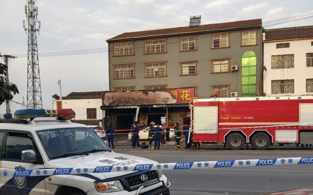 湖北宜城一家烟花爆竹店初二起火,造成12人死亡。 湖北宜城一家烟花爆竹店初二起火,造成12人死亡。