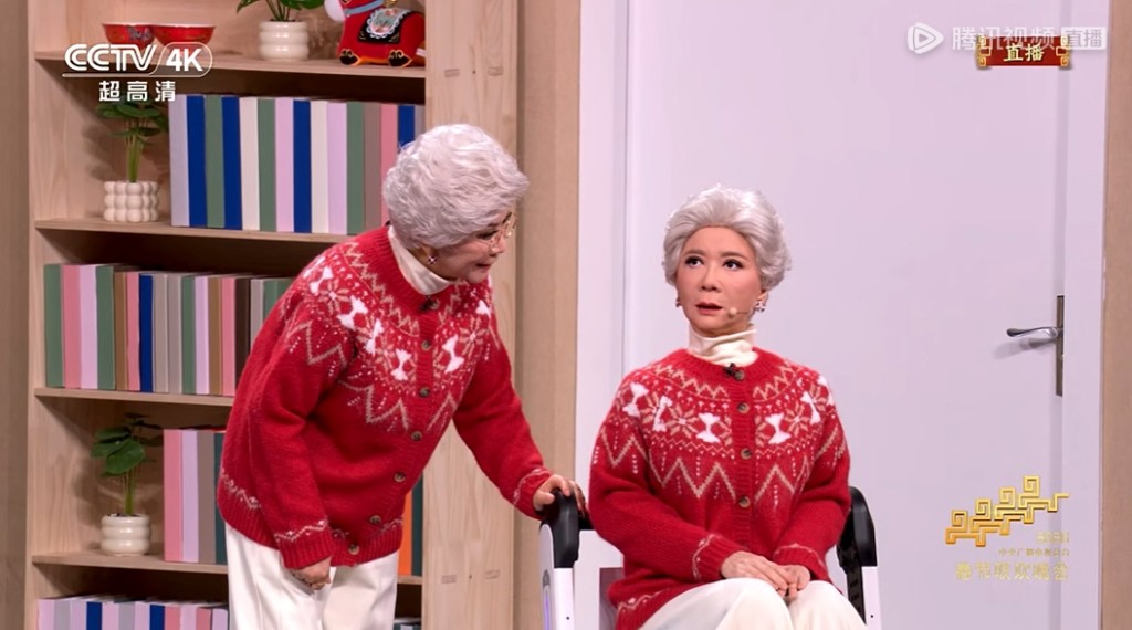 松延动力机械人与著名小品演员蔡明、王天放共同表演《奶奶的最爱》。 松延动力机械人与著名小品演员蔡明、王天放共同表演《奶奶的最爱》。