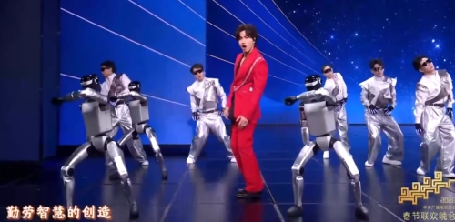 魔法原子的人形机器人率先登场,为言承旭等人歌曲同台伴舞。 魔法原子的人形机器人率先登场,为言承旭等人歌曲同台伴舞。