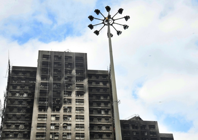 政府在1月中透过“一户一社工”向宏福苑居民派发问卷,收集居民对长远安置的意见。 资料图片 政府在1月中透过“一户一社工”向宏福苑居民派发问卷,收集居民对长远安置的意见。 资料图片