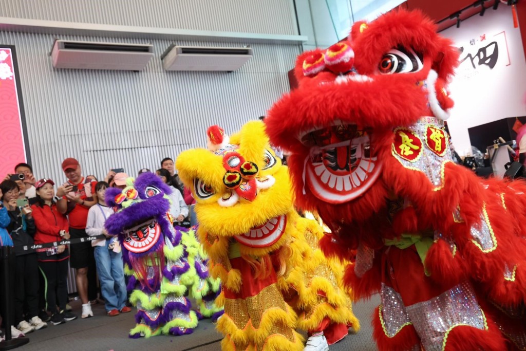 4只精灵活泼的BB狮灵活轻盈,矫健敏捷地随着喜庆音乐为各人送上新年祝福,现场气氛欢庆热闹。 4只精灵活泼的BB狮灵活轻盈,矫健敏捷地随着喜庆音乐为各人送上新年祝福,现场气氛欢庆热闹。