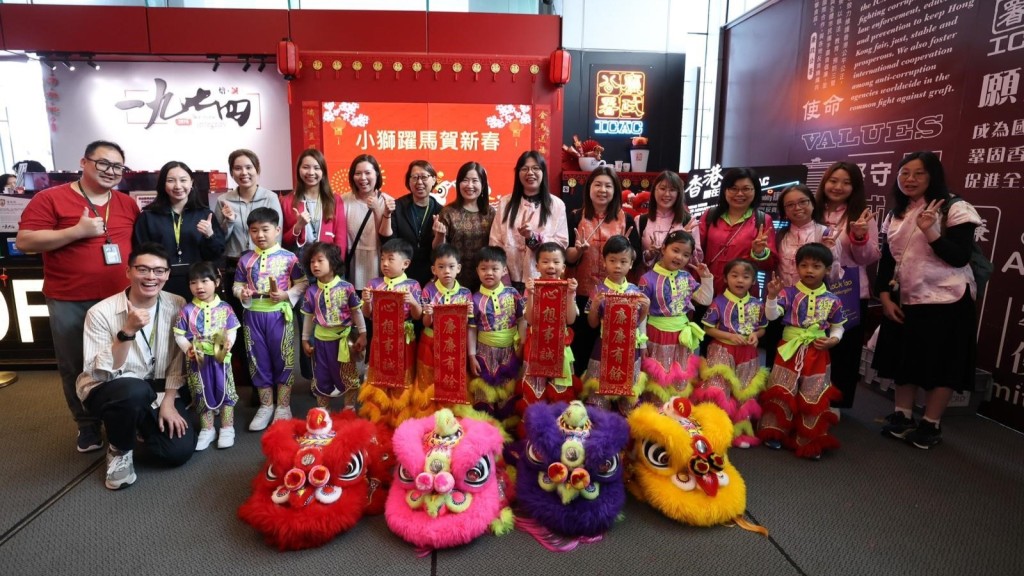 廉署今日特别邀请基督教乐道幼稚园学生到“一九七四”咖啡厅进行别出心裁的醒狮表演 廉署今日特别邀请基督教乐道幼稚园学生到“一九七四”咖啡厅进行别出心裁的醒狮表演