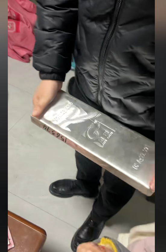 全网最贵压岁钱!山东一舅舅送5岁外甥女30斤银砖 家长不敢收第二天归还
