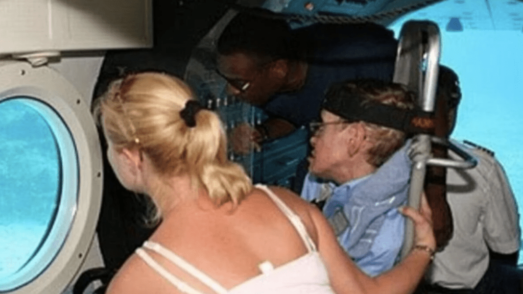 爱泼斯坦对霍金礼遇有加,特意改装了一艘潜水艇,让他能深入海中游览。 爱泼斯坦对霍金礼遇有加,特意改装了一艘潜水艇,让他能深入海中游览。