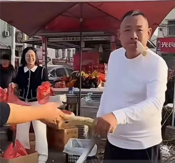 于东来宣布退休后现身老家街头 边吃边叫卖甘蔗
