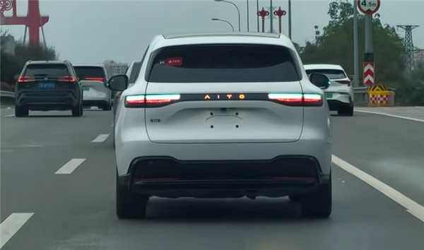 鸿蒙智行开年爆款 问界M6七种配色全公开:名字有意思