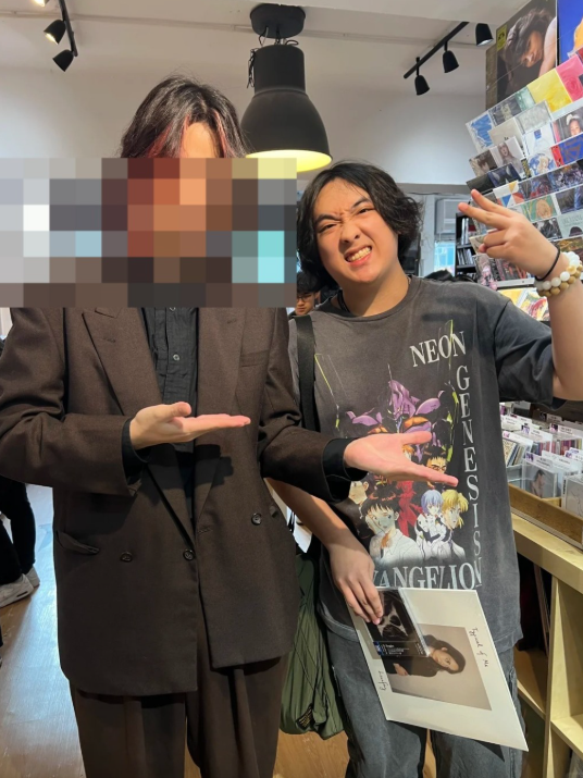 吴费曼似乎越发圆润,甚至连下颛线条都几乎消失。 吴费曼似乎越发圆润,甚至连下颛线条都几乎消失。