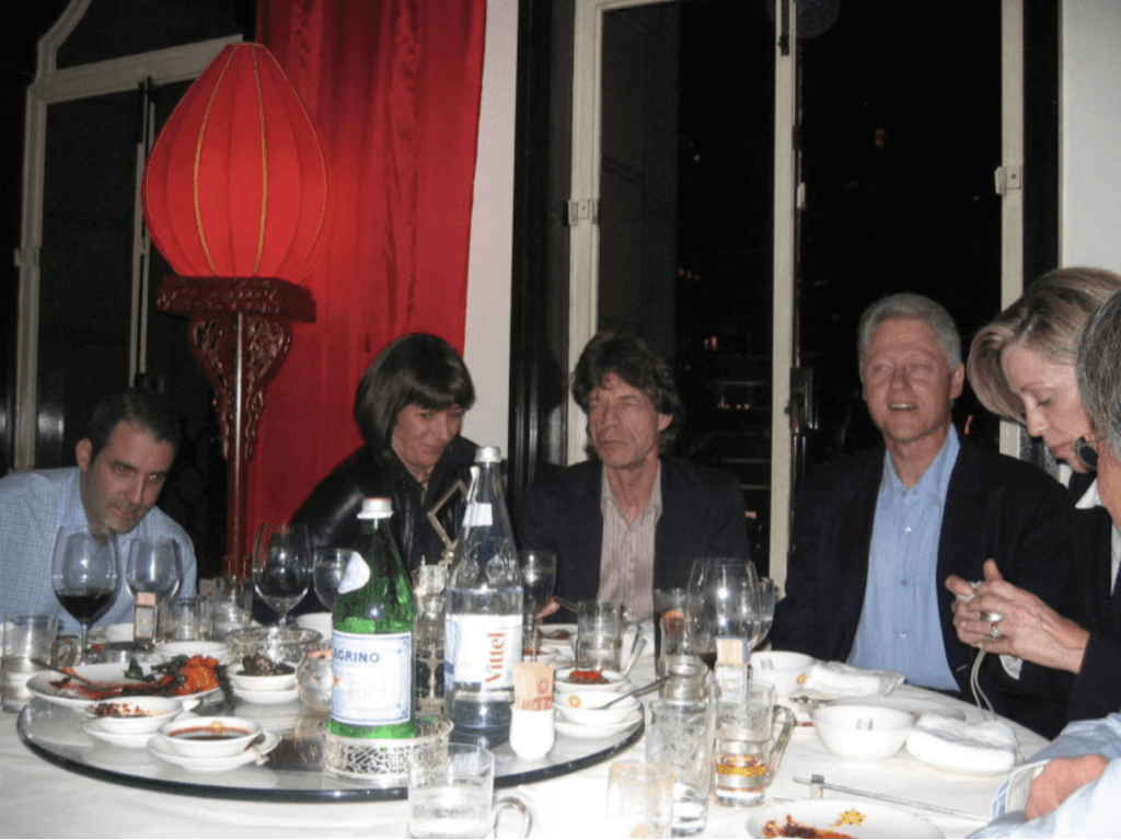 克林顿在2001年卸任后,曾多次乘坐爱泼斯坦的私人飞机“洛丽塔特快车”(Lolita Express),而当时爱泼斯坦尚未因引诱未成年人卖淫被定罪 克林顿在2001年卸任后,曾多次乘坐爱泼斯坦的私人飞机“洛丽塔特快车”(Lolita Express),而当时爱泼斯坦尚未因引诱未成年人卖淫被定罪