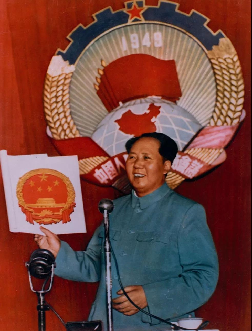 中国国徽,在1950年的政协会议上审议通过。 中国国徽,在1950年的政协会议上审议通过。