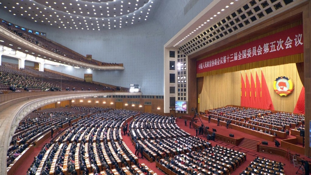 政协大会主席台中央悬挂政协会徽。 政协大会主席台中央悬挂政协会徽。