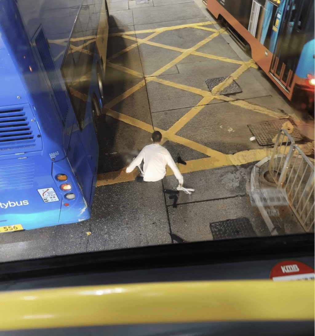 疑犯从上层车窗跳落车。 疑犯从上层车窗跳落车。