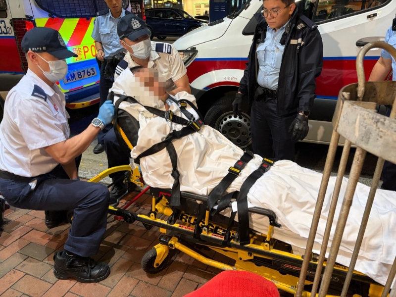 疑犯被五花大绑送院。 疑犯被五花大绑送院。