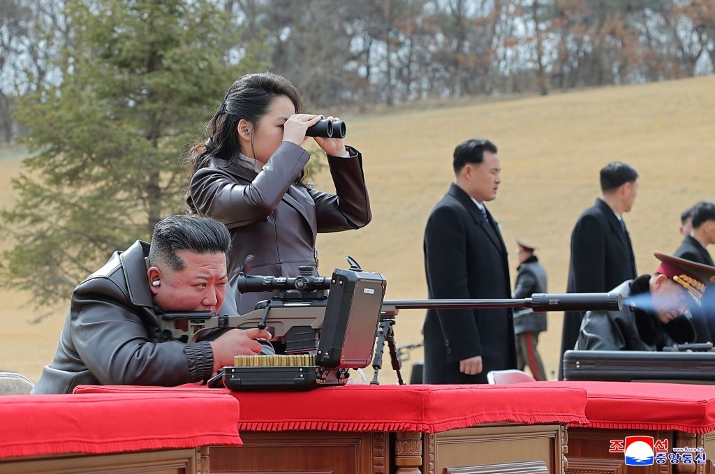 金正恩进行射击时,金主爱持望远镜观望。 金正恩进行射击时,金主爱持望远镜观望。