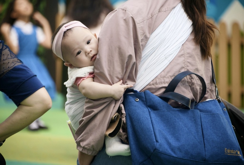以一个育有两名子女、不与父母同住的小康之家为例,调整免税额后,一年可节省约1万元税款。 以一个育有两名子女、不与父母同住的小康之家为例,调整免税额后,一年可节省约1万元税款。