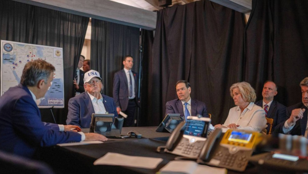 美国总统特朗普(左二)在战情室听取高级官员的作战汇报 美国总统特朗普(左二)在战情室听取高级官员的作战汇报