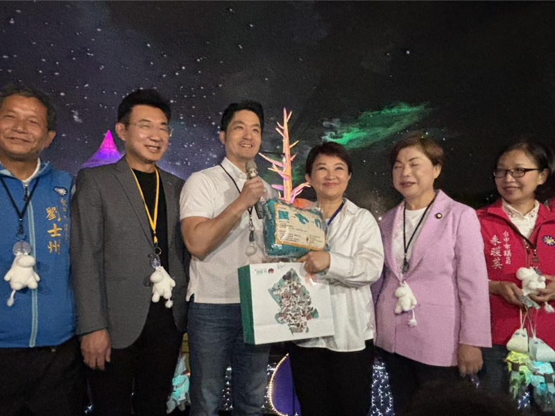 蒋万安2日受邀前往台中参观“中台湾元宵灯会”,与台中市长卢秀燕合体 蒋万安2日受邀前往台中参观“中台湾元宵灯会”,与台中市长卢秀燕合体