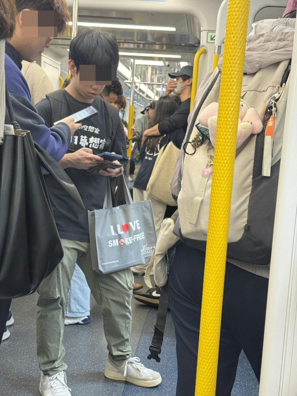 周永恒被指与不知名女伴揽到实,之后回应女方其实是其太太。 周永恒被指与不知名女伴揽到实,之后回应女方其实是其太太。