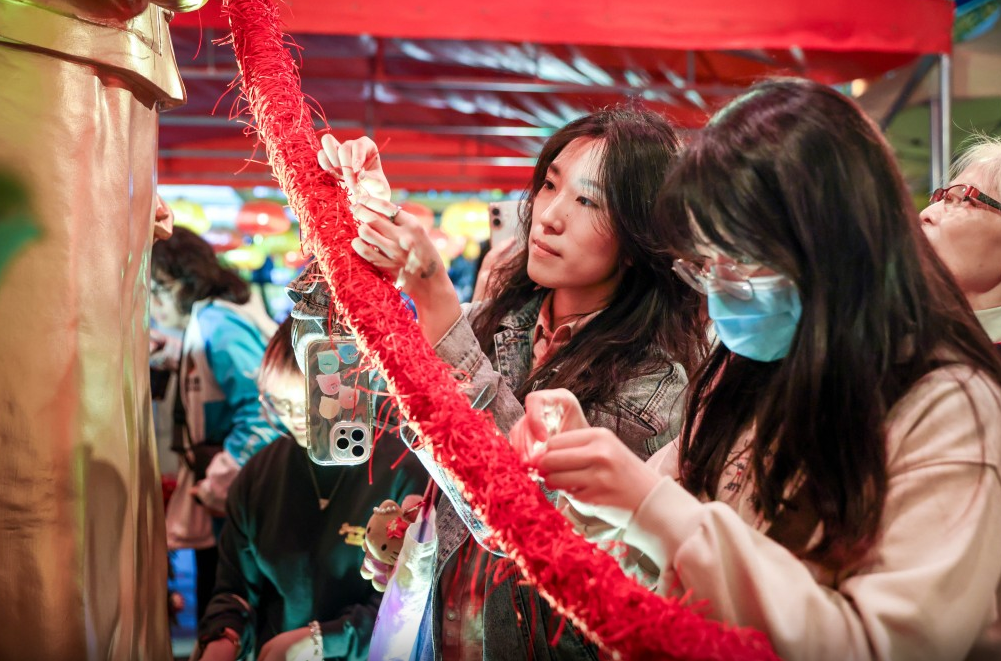 农历十五元宵佳节亦是“中式情人节”,坊间有不少求姻缘活动。 农历十五元宵佳节亦是“中式情人节”,坊间有不少求姻缘活动。