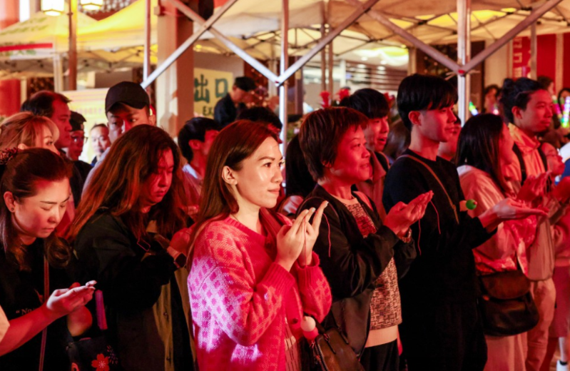 黄大仙祠设有月老殿,吸引不少善信来拜月老。 黄大仙祠设有月老殿,吸引不少善信来拜月老。