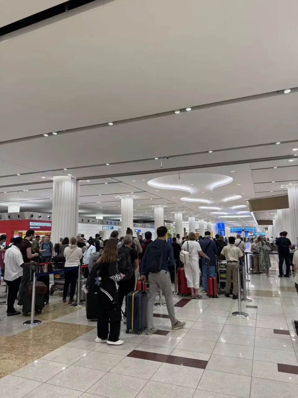 来自杭州的旅客曾指,迪拜机场秩序大致良好。 来自杭州的旅客曾指,迪拜机场秩序大致良好。