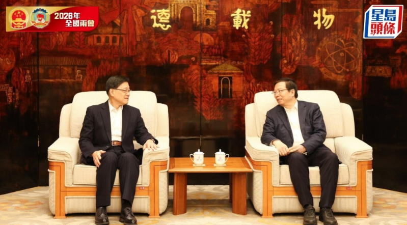 李家超( 左 )与清华大学党委书记邱勇( 右 )会面。 李家超( 左 )与清华大学党委书记邱勇( 右 )会面。