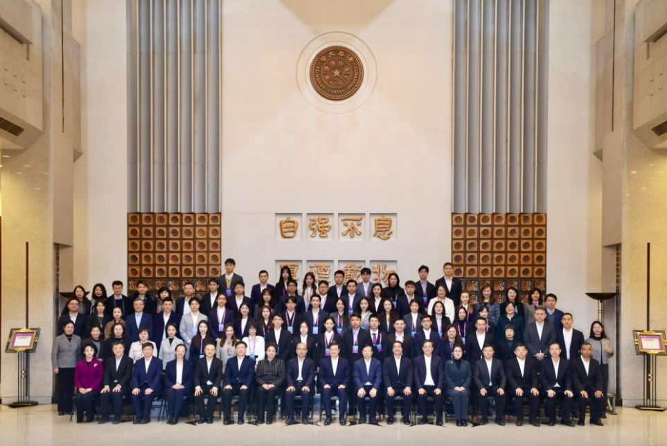 李家超在清华大学,与校方以及来自北京不同高校的香港学生代表大合照 李家超在清华大学,与校方以及来自北京不同高校的香港学生代表大合照