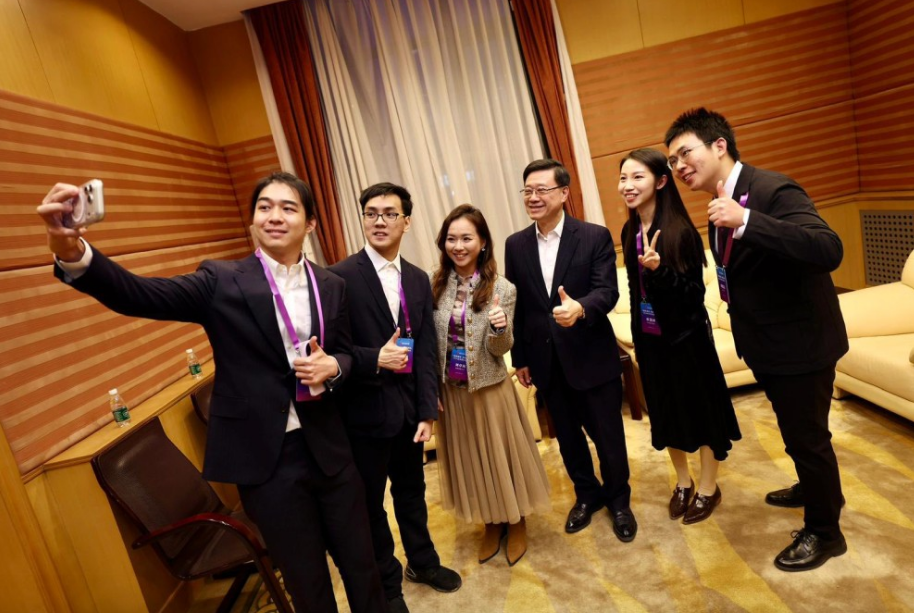 座谈会结束后,李家超与数字在京港生深入交流,有北京大学化学专业博士生就抑郁症发生和治疗已发表过多篇论文; 亦有清华大学机械工程专业博士生深入研究植物细胞打印,科研项目获国家支持。 座谈会结束后,李家超与数字在京港生深入交流,有北京大学化学专业博士生就抑郁症发生和治疗已发表过多篇论文; 亦有清华大学机械工程专业博士生深入研究植物细胞打印,科研项目获国家支持。