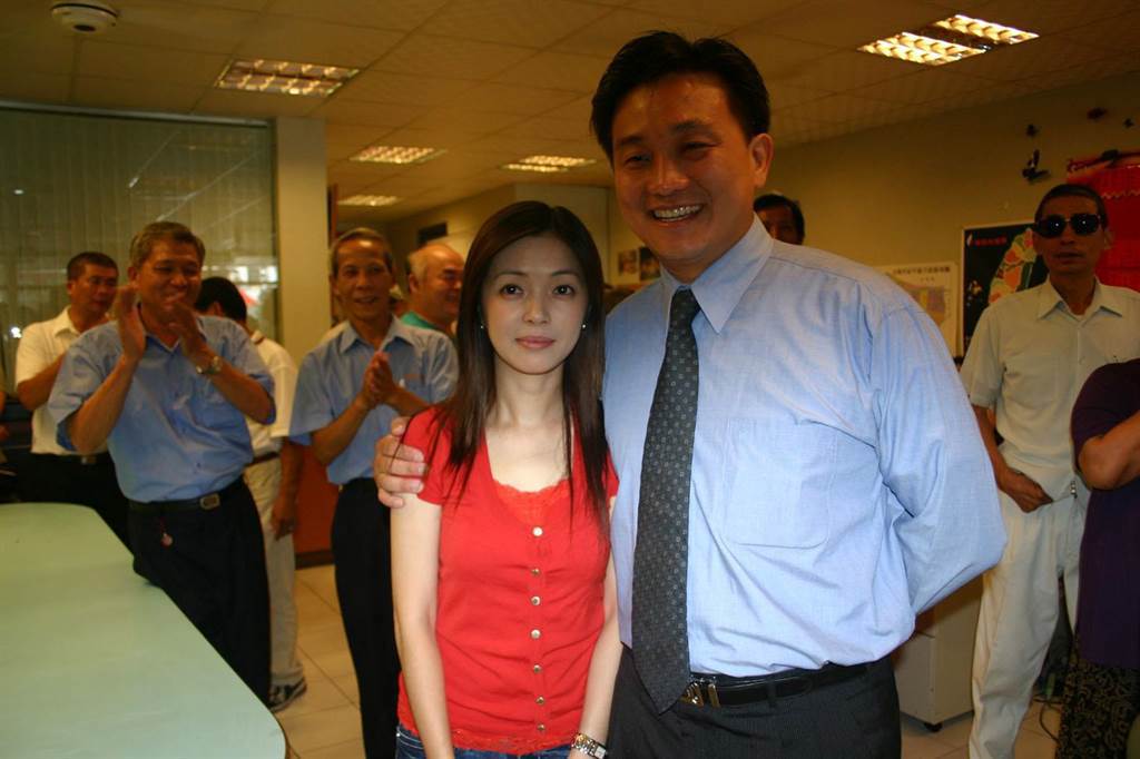 王定宇的妻子李淑吟(左)与王定宇(右)。 王定宇的妻子李淑吟(左)与王定宇(右)。