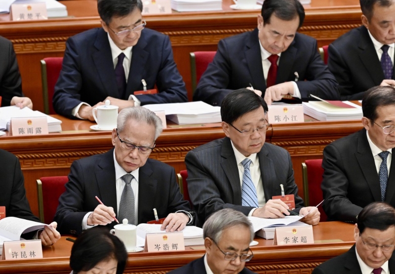 李家超与岑浩辉毗邻而坐。 李家超与岑浩辉毗邻而坐。