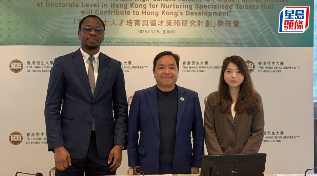 莫家豪(中间)表示,在地缘政治紧张及多国收紧签证政策的背景下,这些因素正改变国际学生的流向。 莫家豪(中间)表示,在地缘政治紧张及多国收紧签证政策的背景下,这些因素正改变国际学生的流向。