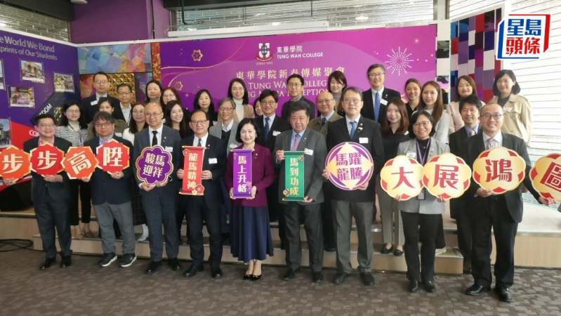 东华学院校长陈慧慈(前排中)今日与多名高层一同会见传媒,期望院校在不久的将来能易名“东华大学”。 东华学院校长陈慧慈(前排中)今日与多名高层一同会见传媒,期望院校在不久的将来能易名“东华大学”。