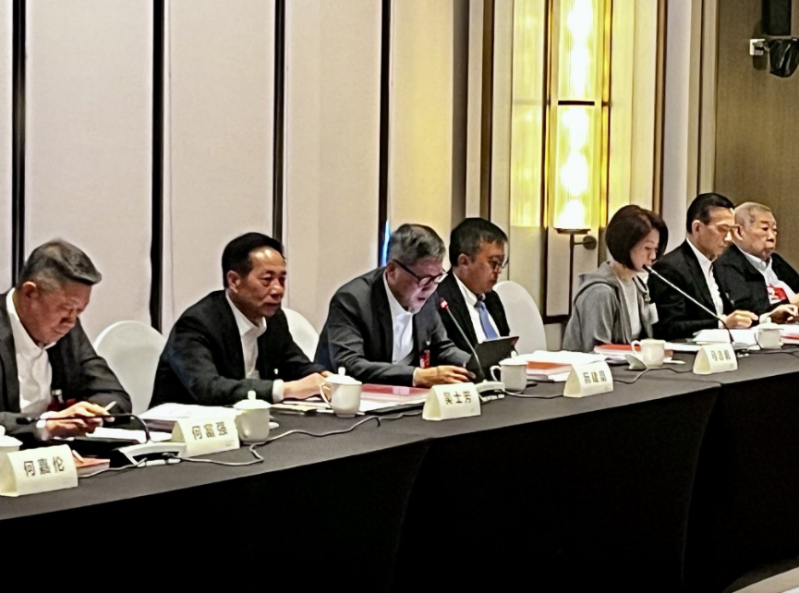 澳区全国政协委员阮建昆(左三)表示,政府工作报告充分体现了中央政策,并贯穿以人民为中心的发展思想。 澳区全国政协委员阮建昆(左三)表示,政府工作报告充分体现了中央政策,并贯穿以人民为中心的发展思想。