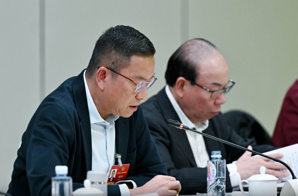 全国政协常委施荣怀指,政协常委会工作报告通篇站位高、落点实。 全国政协常委施荣怀指,政协常委会工作报告通篇站位高、落点实。