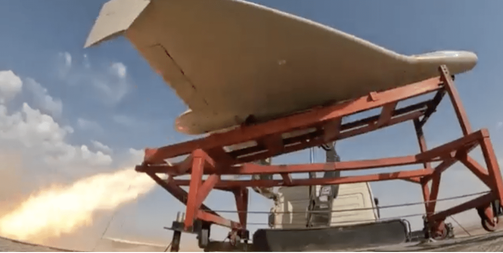 随后画面展示无人机安装在火箭发射器上发射。 随后画面展示无人机安装在火箭发射器上发射。