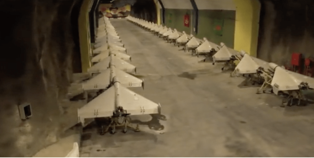 伊朗官媒法斯通讯社(Fars News Agency)发布最新影片,揭开其神秘地下基地的面纱。 伊朗官媒法斯通讯社(Fars News Agency)发布最新影片,揭开其神秘地下基地的面纱。