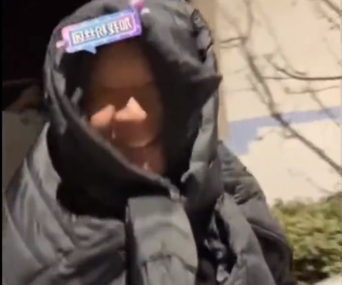 河南一村庄自办歌舞晚会 于东来蒙着脑袋围观被抓包 被主持人邀请上台:我是偷偷来玩的