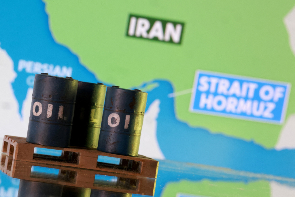 据悉,目前有三艘油轮在波斯湾海域遭到袭击并传出灾情。 据悉,目前有三艘油轮在波斯湾海域遭到袭击并传出灾情。