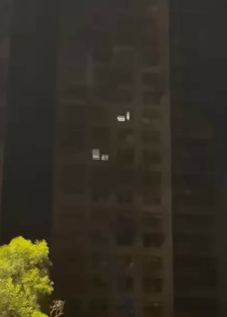 警方曾到被捕人曾工作的单位搜查,昨晚宏福苑内部传出闪烁灯光 警方曾到被捕人曾工作的单位搜查,昨晚宏福苑内部传出闪烁灯光