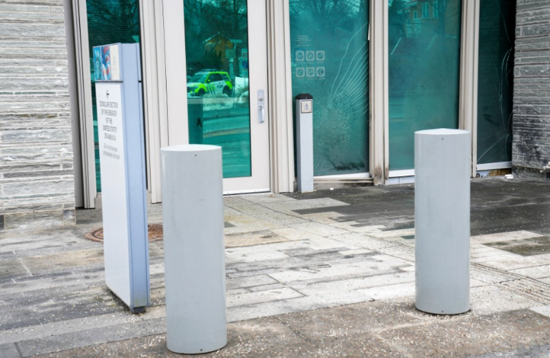 使馆入口处损毁。 使馆入口处损毁。