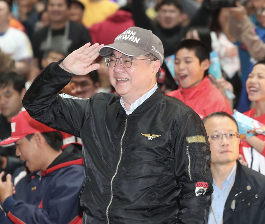 “行政院长”卓荣泰8日出席中华电信“全台集气最强应援在中华”公播活动,中华队撃出全垒打时院长欢呼敬礼。 “行政院长”卓荣泰8日出席中华电信“全台集气最强应援在中华”公播活动,中华队撃出全垒打时院长欢呼敬礼。