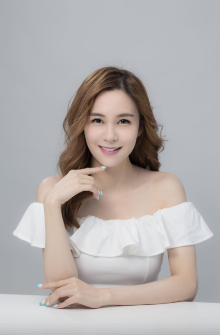 梁茵因参演处境剧《爱.回家之开心速递》饰演“威龙潘金莲”,打开知名度。 梁茵因参演处境剧《爱.回家之开心速递》饰演“威龙潘金莲”,打开知名度。