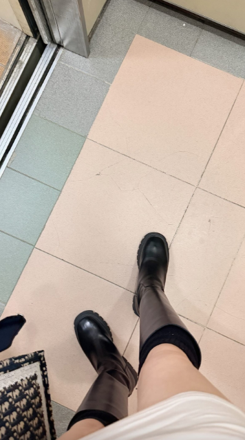 梁茵近日指自己因为裙子质地太透,走在街上在阳光底下彻底走光。 梁茵近日指自己因为裙子质地太透,走在街上在阳光底下彻底走光。