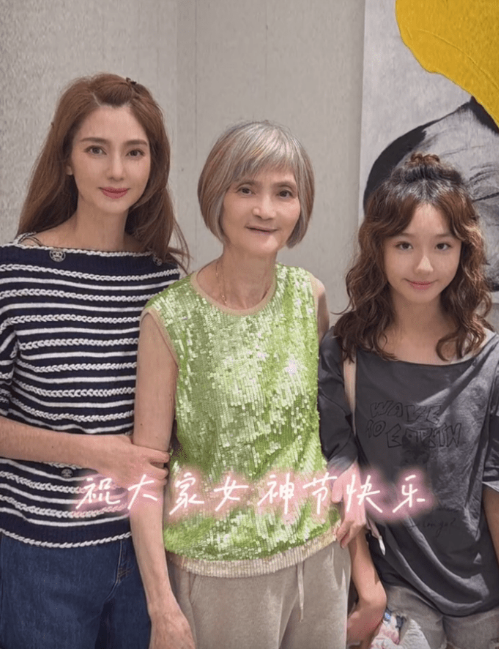 洪欣近日分享三代同堂合照,洪妈妈原来也是大美人,果然是基因强大。 洪欣近日分享三代同堂合照,洪妈妈原来也是大美人,果然是基因强大。