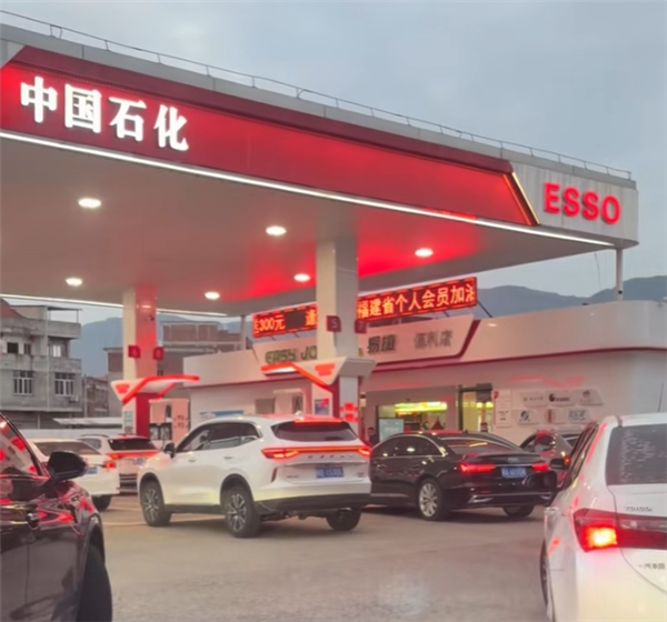 国内油价今日将迎年内最大涨幅!网友实拍多地加油站排长队