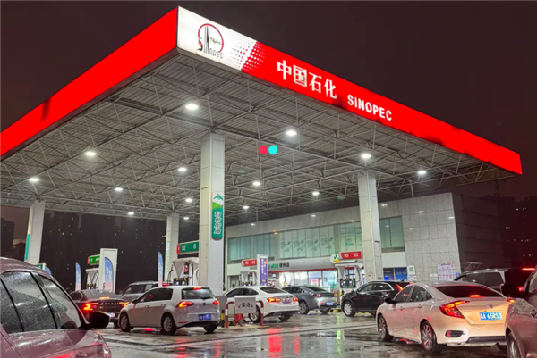 国内油价今日将迎年内最大涨幅!网友实拍多地加油站排长队