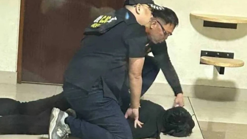 持刀闯入校园的退学生被制服。 持刀闯入校园的退学生被制服。